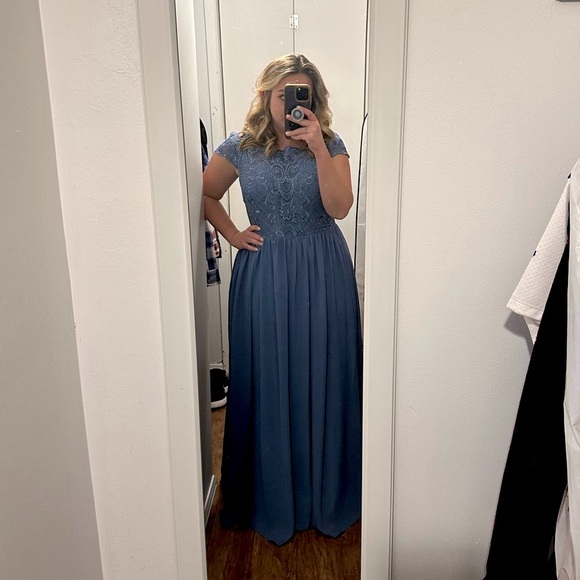 Lace top formal dress - Picture 2 of 6